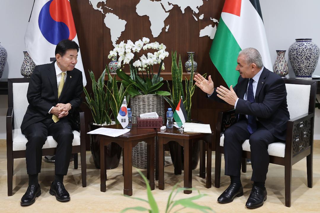 اشتية خلال لقائه رئيس البرلمان الكوري الجنوبي كيم جين بيو